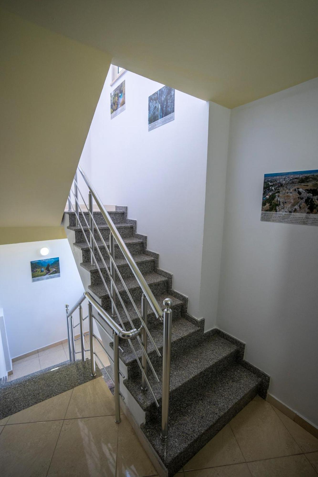 Golden Sleep Hostel Shkodër Екстериор снимка